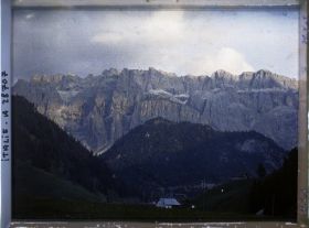 Image représentant Le hameau de Plan de Graba et le massif de la Stella (Groupo di Sella ou Sellagruppe)