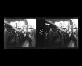 Image représentant Passagers assistant à un service religieux sur le pont avant du navire (?)