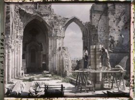 Image représentant France, Vailly, Restauration de l'Eglise :  Ouvriers italiens au travail