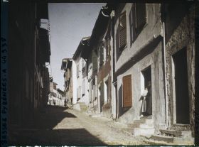 Image représentant France, St Jean Pied de Port, Maisons avec inscriptions et dates au dessus de la porte