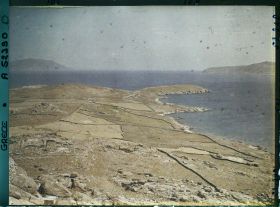 Image représentant La partie nord de Delos et les Iles de Mykonos à droite et Tinos à gauche