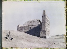 Image représentant Le Taq-I-Kisra (palais de Khosroes), un profil gauche