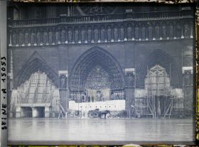 Image représentant Démantèlement des protections anti-bombardement des portails de Notre-Dame de Paris