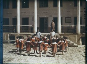 Image représentant Les enfants de la section maternelle de l'école de l'Alliance Israélite Universelle