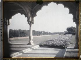 Image représentant Le jardin (Hayat Bakhsh Bagh) du fort Rouge (Lal Qila) près de la tour de l'Empereur (Shah Burj)