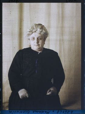 Image représentant https://musee-albert-kahn.s-museum.fr/home/NWQ2OTAwYzNmYjZlZTk1ZWQwODJmMjY4L2dlbmVyaWMtbm90aWNlLXRhYi9hdXRob3JpdHkvNjE3YTc5ZjVjZjhiODk2OGIzMzM3ZDIx/5d6900c3fb6ee95ed082f268/generic-notice-tab/authority/617a79ebcf8b8968b333689f Madame Bernheim