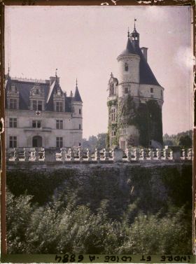 Image représentant La tour des Marques et l'entrée du château