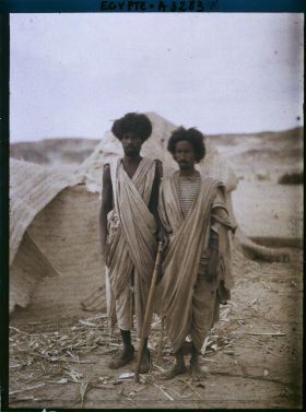 Image représentant Deux hommes  null bishari posant devant une habitation