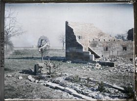 Image représentant Ruines, tombe d'un officier et tombe de la section D, poste 1