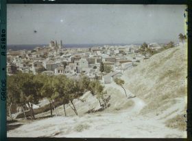 Image représentant Panorama de la ville depuis les remparts. Au centre, la cathédrale Agios Minas