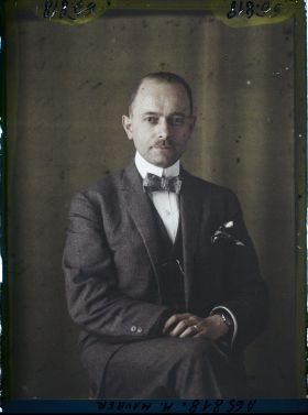 Image représentant https://musee-albert-kahn.s-museum.fr/home/NWQ2OTAwYzNmYjZlZTk1ZWQwODJmMjY4L2dlbmVyaWMtbm90aWNlLXRhYi9hdXRob3JpdHkvNjE3YTc5ZjVjZjhiODk2OGIzMzM3ZDIx/5d6900c3fb6ee95ed082f268/generic-notice-tab/authority/617a79ebcf8b8968b3337364 Monsieur Maurer