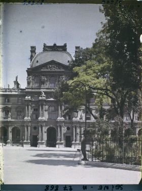 Image représentant Le pavillon Richelieu du Louvre et le square Lafayette, cour Napoléon