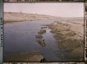 Image représentant Bords du canal près de la ville