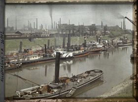 Image représentant Vue panoramique sur le Rhin et les usines.