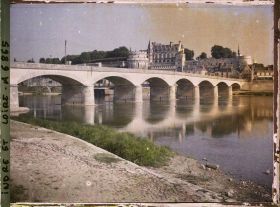 Image représentant L'actuel pont du Maréchal Leclerc avec vue sur le château