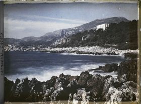 Image représentant La villa Kahn dite villa Zamir, vue des rochers de la pointe du cap et Monte-Carlo à l'arrière-plan