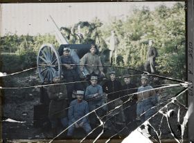 Image représentant Pièce [d'artillerie] de 75 disposée pour tirer sur avions, et son personnel