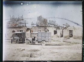 Image représentant Ferme des Paratonnerres avec voitures ambulances attendant les blesés