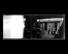 Image représentant intérieur d'un atelier de menuiserie, peut-être sur Wangfudajie ("avenue des Résidences Princières")