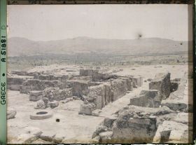 Image représentant Le palais vers la cour centrale. Un puits, un couloir