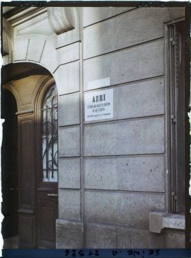 Image représentant Plaque signalant un abri anti-bombardement