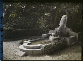 Image représentant L'exposition des arts décoratifs, la fontaine au bouc