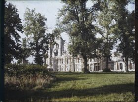 Image représentant France, Longpont, Ensemble du Château vu du Parc
