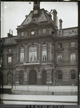 Image représentant Sirène sur le toit de la mairie du XVIe arrondissement, 71 avenue Henri-Martin