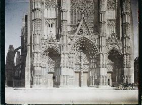 Image représentant La façade de la cathédrale, vue depuis la place