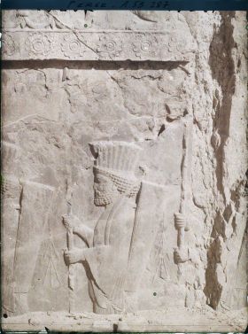 Image représentant Le Tatchara (palais de Darius 1er), bas-relief représentant des gardes perses