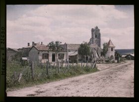 Image représentant France, Les Paroches, Un coin du Village avec l'ancienne Eglise, la nouvelle et Maison reconstruite