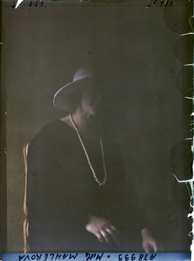 Image représentant https://musee-albert-kahn.s-museum.fr/home/NWQ2OTAwYzNmYjZlZTk1ZWQwODJmMjY4L2dlbmVyaWMtbm90aWNlLXRhYi9hdXRob3JpdHkvNjE3YTc5ZjVjZjhiODk2OGIzMzM3ZDIx/5d6900c3fb6ee95ed082f268/generic-notice-tab/authority/617a79ebcf8b8968b333731f Mademoiselle Mahlérowa