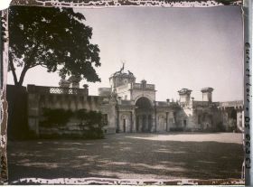 Image représentant Le pavillon d'entrée et la cour d'honneur du château