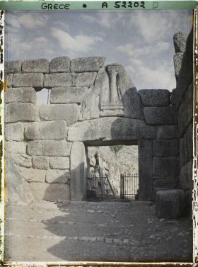 Image représentant La Porte des Lionnes (porte principale de l'Acropole, au nord-ouest)