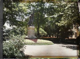Image représentant Quartier de la concession, la statue de Paul Bert dans le square du même nom