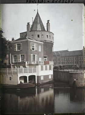 Image représentant Le Schreierstoren avec le Prins Hendrik Kade où circulent des cyclistes