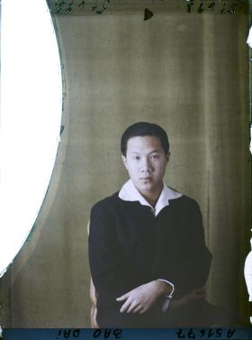 Image représentant Sa Majesté  https://musee-albert-kahn.s-museum.fr/home/NWQ2OTAwYzNmYjZlZTk1ZWQwODJmMjY4L2dlbmVyaWMtbm90aWNlLXRhYi9hdXRob3JpdHkvNjE3YTc5ZjVjZjhiODk2OGIzMzM3ZDIx/5d6900c3fb6ee95ed082f268/generic-notice-tab/authority/617a79ebcf8b8968b33367da Bao Daï