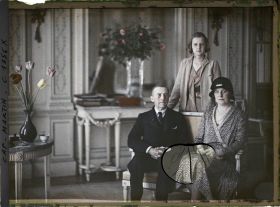 Image représentant Austen Chamberlain, son épouse et leur fille Diane dans un salon de la villa Kahn (villa Zamir)