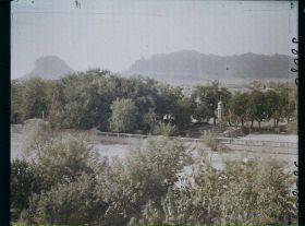 Image représentant Parc enclos de balustrades, vue prise en direction des montagnes