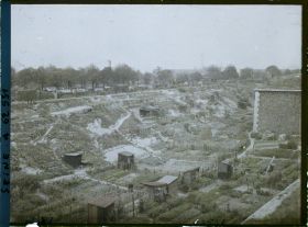 Image représentant Les jardins ouvriers dans les fossés des fortifications entre les portes de Clichy et de Saint-Ouen