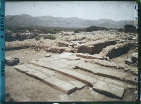 Image représentant Dans l'angle sud-ouest de la cour centrale, l'autel circulaire (ou table à libations)