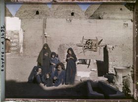 Image représentant Un couple de vieillards et des jeunes enfants à côté d'un puits devant l'église copte Béni Mansour