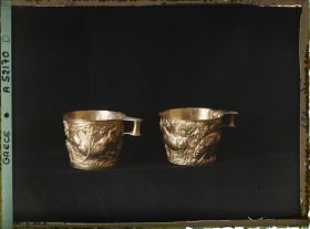 Image représentant Deux gobelets en or sculpté (scènes de chasse au taureau) provenant de Vaphio (Laconie)