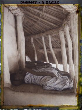 Image représentant Gardiennes de la tombe de Glélé couchées sur le pourtour du tombeau