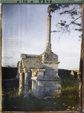 Image représentant Tombe ancienne dans un cimetière : vue de profil