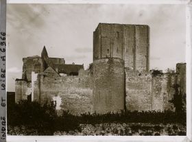 Image représentant Le mur d'enceinte et le donjon du château