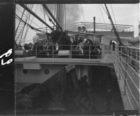 Image représentant Passagers sur l'entrepont, vus depuis la passerelle réservée aux 2emes classes