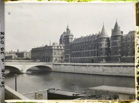 Image représentant La Conciergerie et le pont au Change depuis le quai de la Mégisserie
