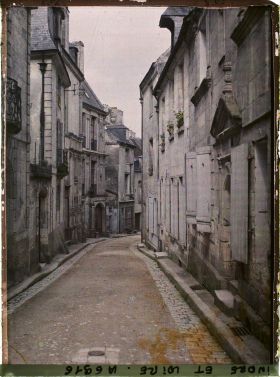 Image représentant L'entrée de la rue du Château menant à la Chancellerie, au pied des remparts