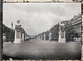 Image représentant The Mall décoré de plusieurs monuments commémorant la fin de la Première Guerre Mondiale. Au fond, Buckingham Palace